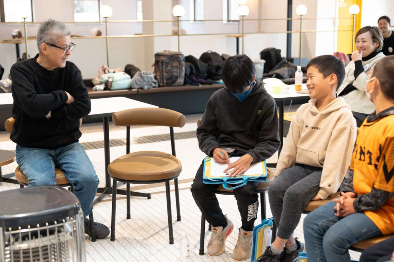 糸井とHさんが笑い合っている。Hさんは少し照れた感じ。