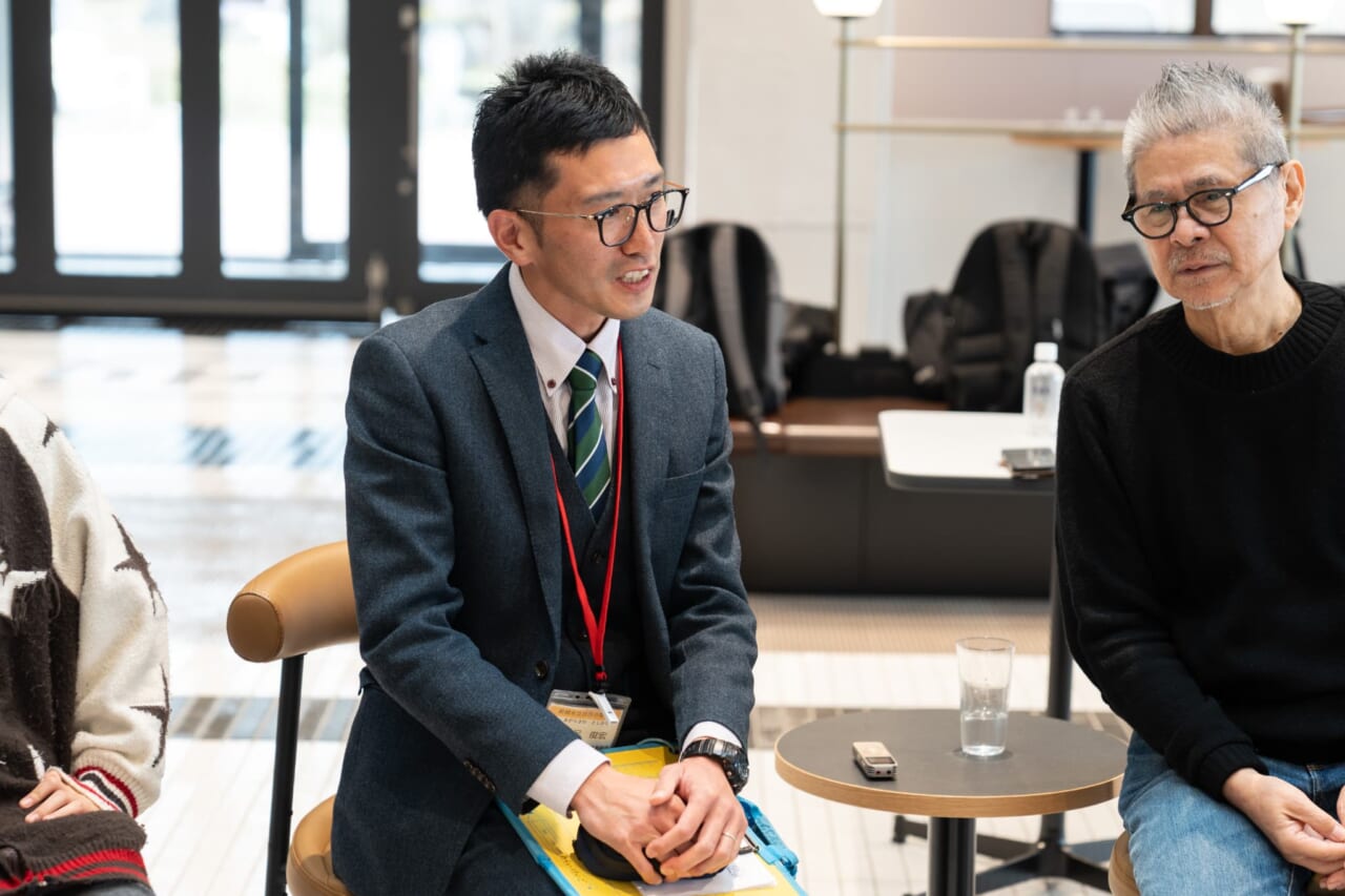 先生が話している。糸井は耳を傾けている。