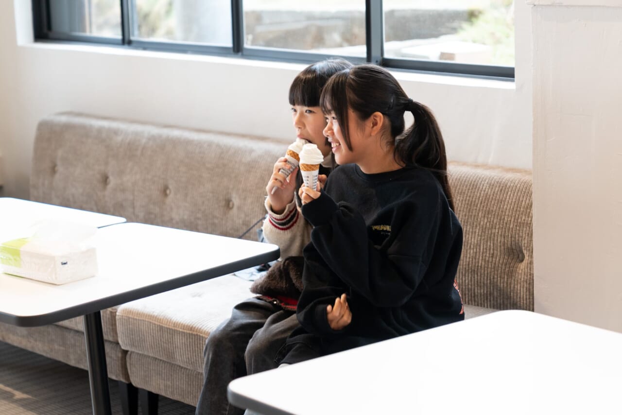 女子生徒さんがふたりで並んでソフトクリームを食べている。