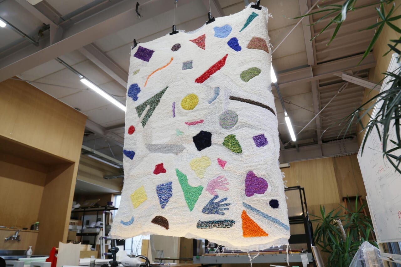 ▲タフティングワークショップの様子（伴さん提供）