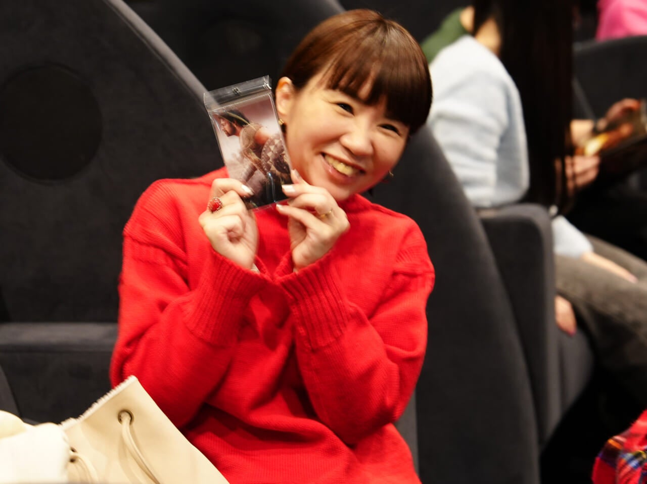 さっそくアクリルスタンドを買った、坂口。「見て！ めちゃくちゃかっこいいー」