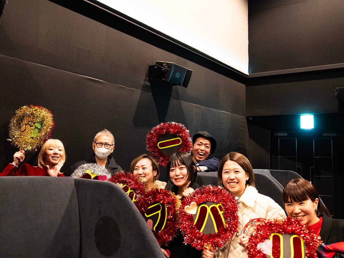 最後にみんなでうちわとともに写真をとりました。バーフバリ！ バーフバリ！