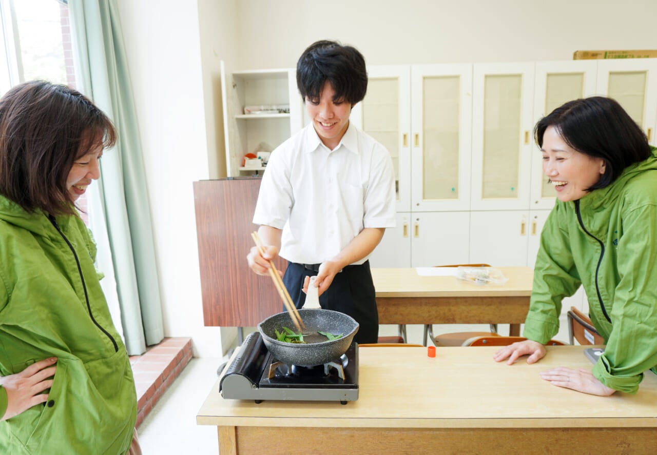 雑草研究部』の高校生とお茶してきた：03 構内の雑草を見てみよう