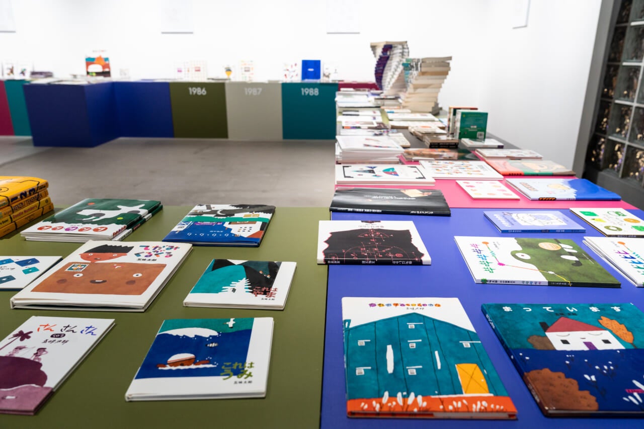 展覧会会場で、五味太郎さんの絵本が、机の上に年代順にずらっと並んでいる。