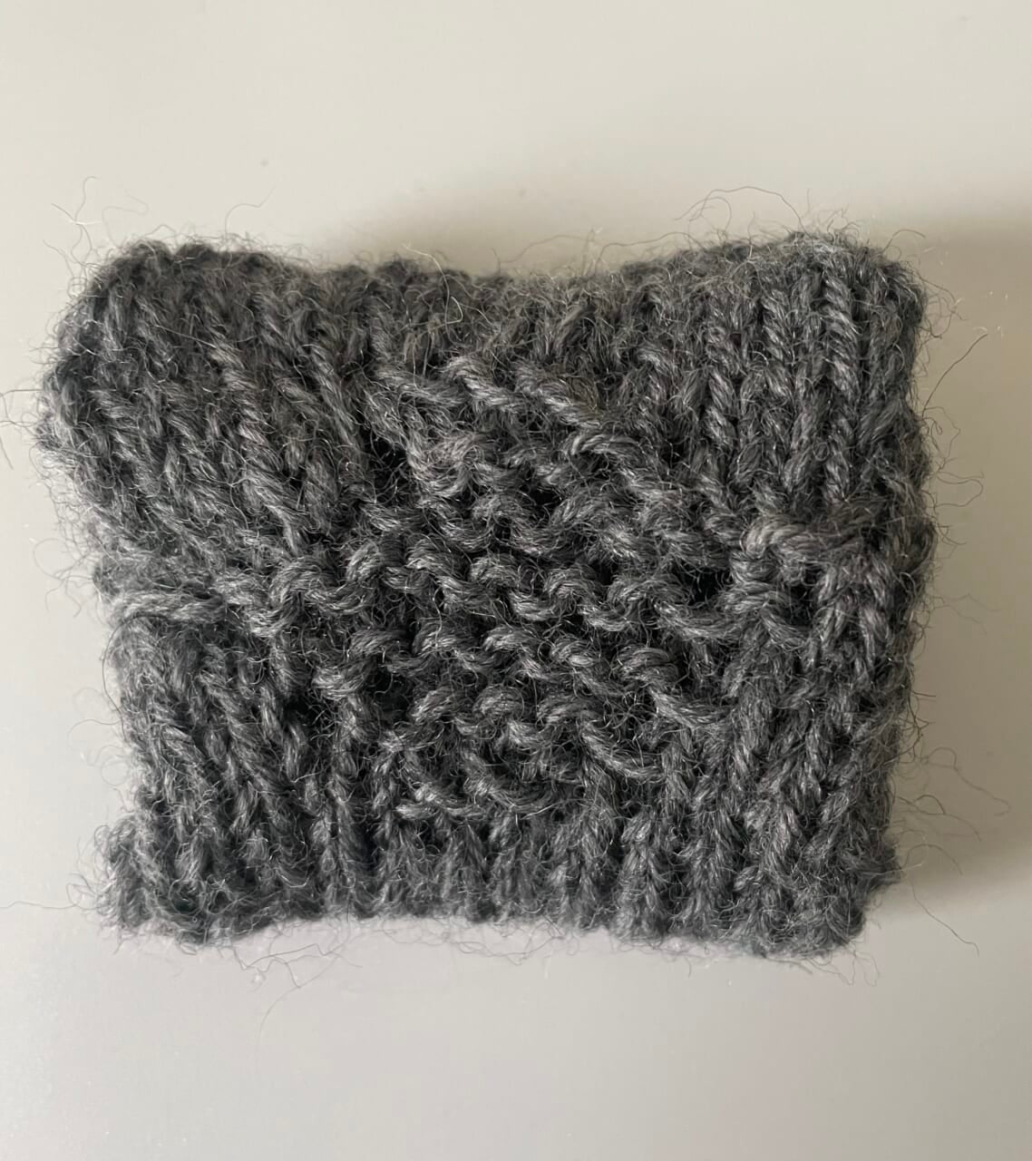 ▲表編みと裏編みをちゃんと数えながら編んだので、よく見ると模様もちゃんと‥‥！ 私にも模様がつくれるんだ。感激。