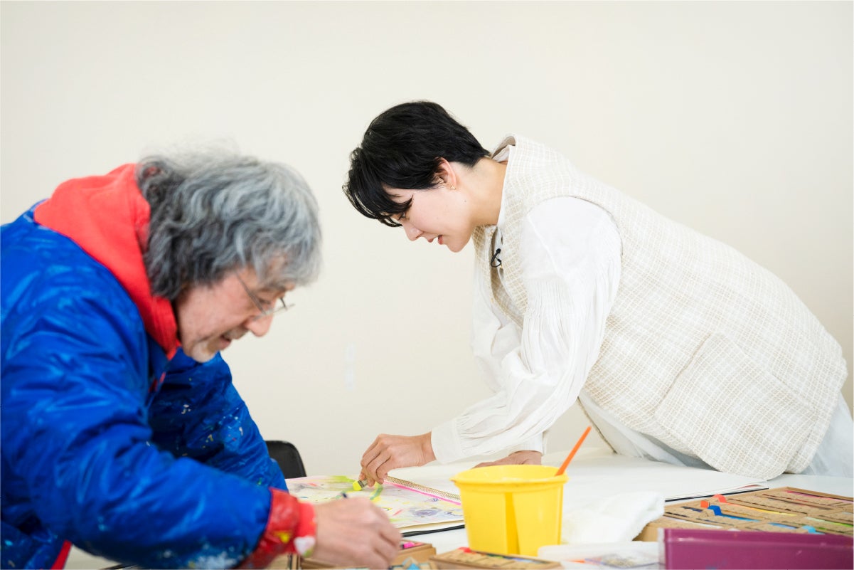 ▲描き続けるふたり。