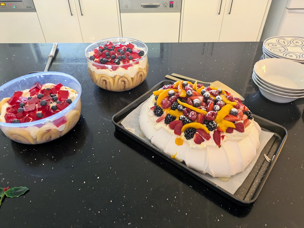 ▲Lunch dessert: Trifle and pavlova. Both are classic Australian Christmas dishes.（ランチのデザート：トライフルとパブロバ。 どちらもオーストラリアのクリスマスの定番です）