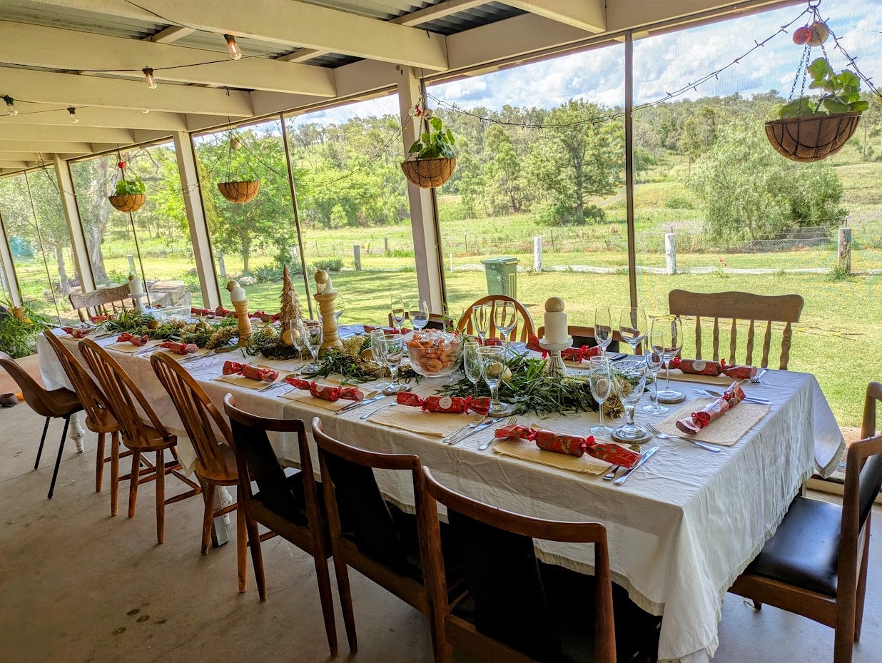 ▲The table set for Christmas lunch at my uncle's property. I tried to get a photo of the food laid out, but everyone was too quick to dig in!（おじさんの家でのクリスマスランチ。テーブルの準備が整ったところです。 料理が並んだ写真も撮ろうとしたのですが、みんな食べるのが早すぎて、間に合いませんでした！）