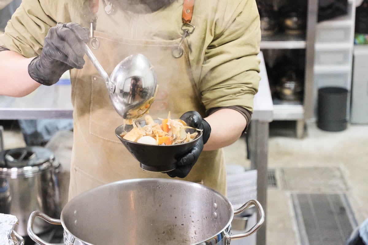 豚汁をよそっている