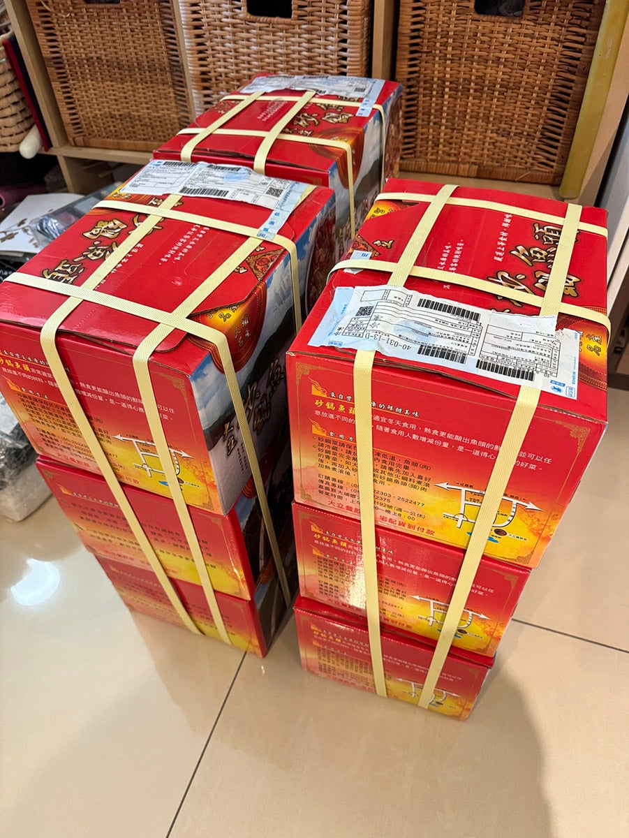 團購その１。鍋（食べる方）を取り寄せたら、引越し的物量。スープと食材が容器ごと送られてきて、野菜を足すだけでその店の味になる。地方のおいしかった鍋を交通費かけて食べに行くこと考えて、みんな味についての質問もなく乗っかる。１セット5500円くらい。スープがスペシャルだと、みなさん半月経たずに２回目の募集もあった。