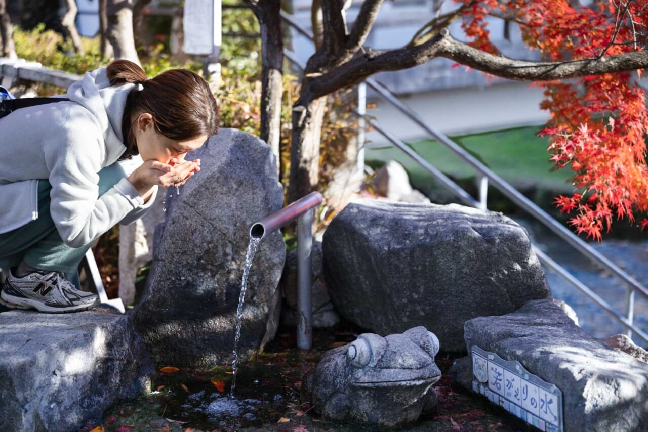 ▲湧き水のまち、松本。美ヶ原など周辺の山々から流れてきた地下水が豊富で、井戸や湧水スポットが点在している。飲み比べしながら歩く人も。