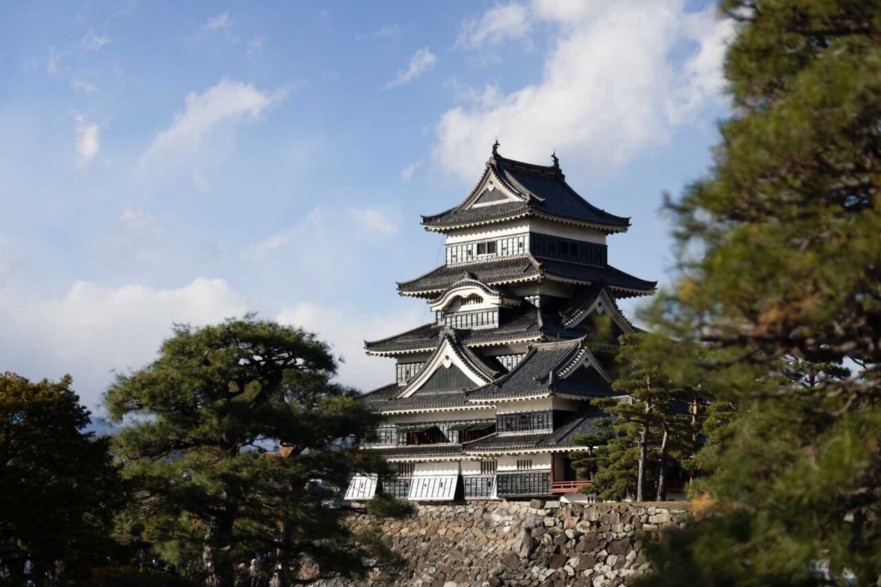 ▲やっぱり訪れたい国宝、松本城。日本最古の五重六階の天守を構える。