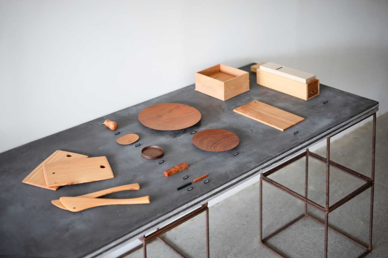 ▲仕上げは日本の伝統的な刃物、カンナで削っている。