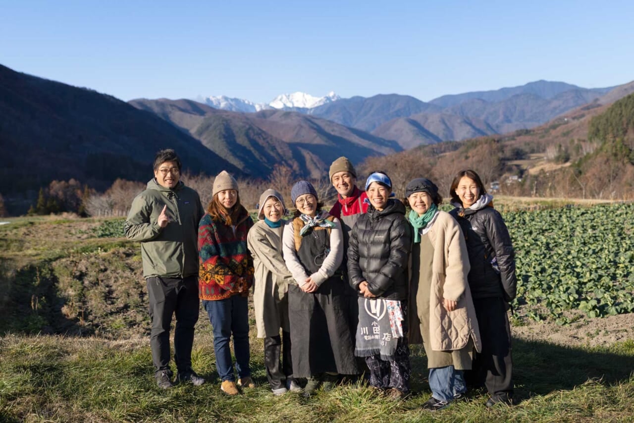 ▲ランチを用意してくださった地域のお母さんたちと、manomaのマツーラさん、ミスミさん。