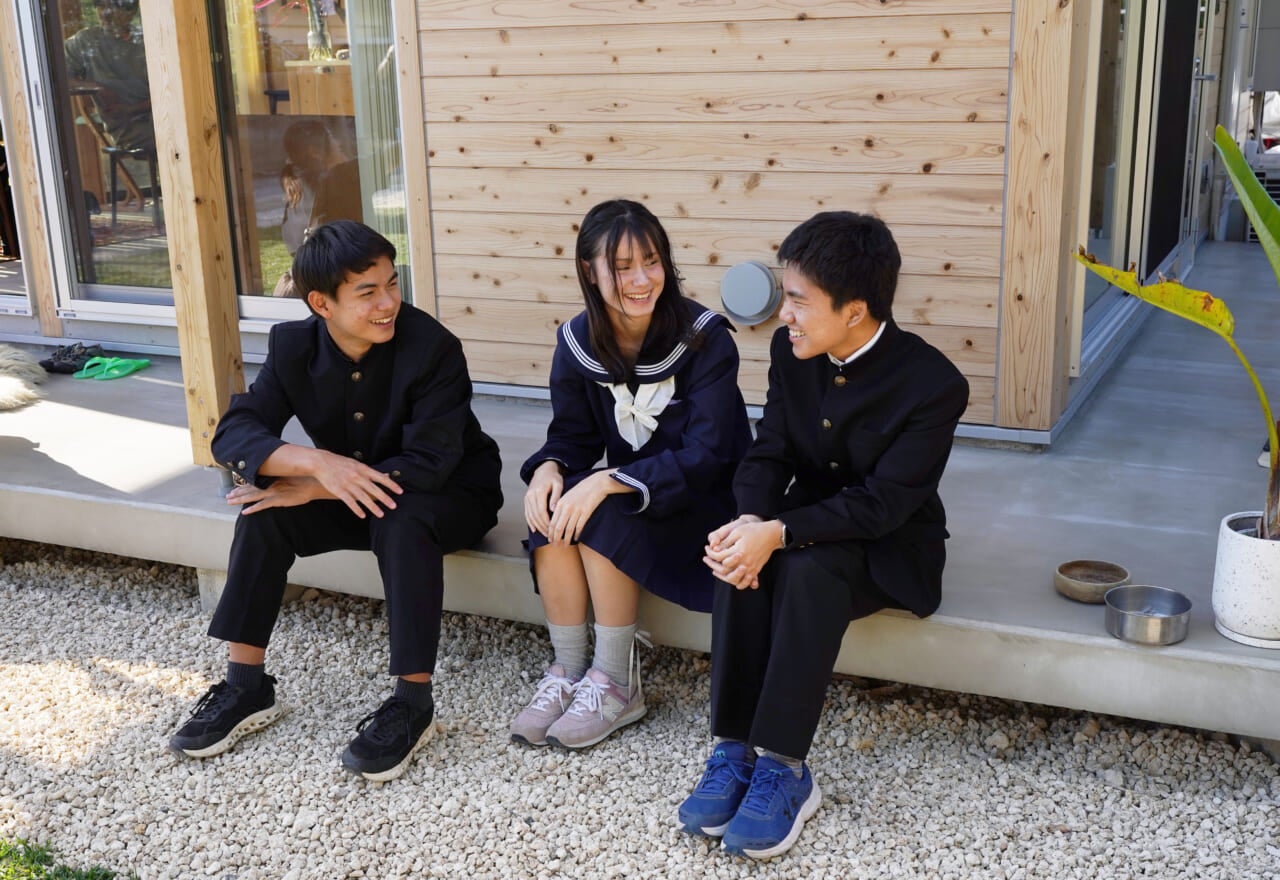 若き編集者たち。黄偉倫くん、クイン芽里奈エマさん、西原智章くん