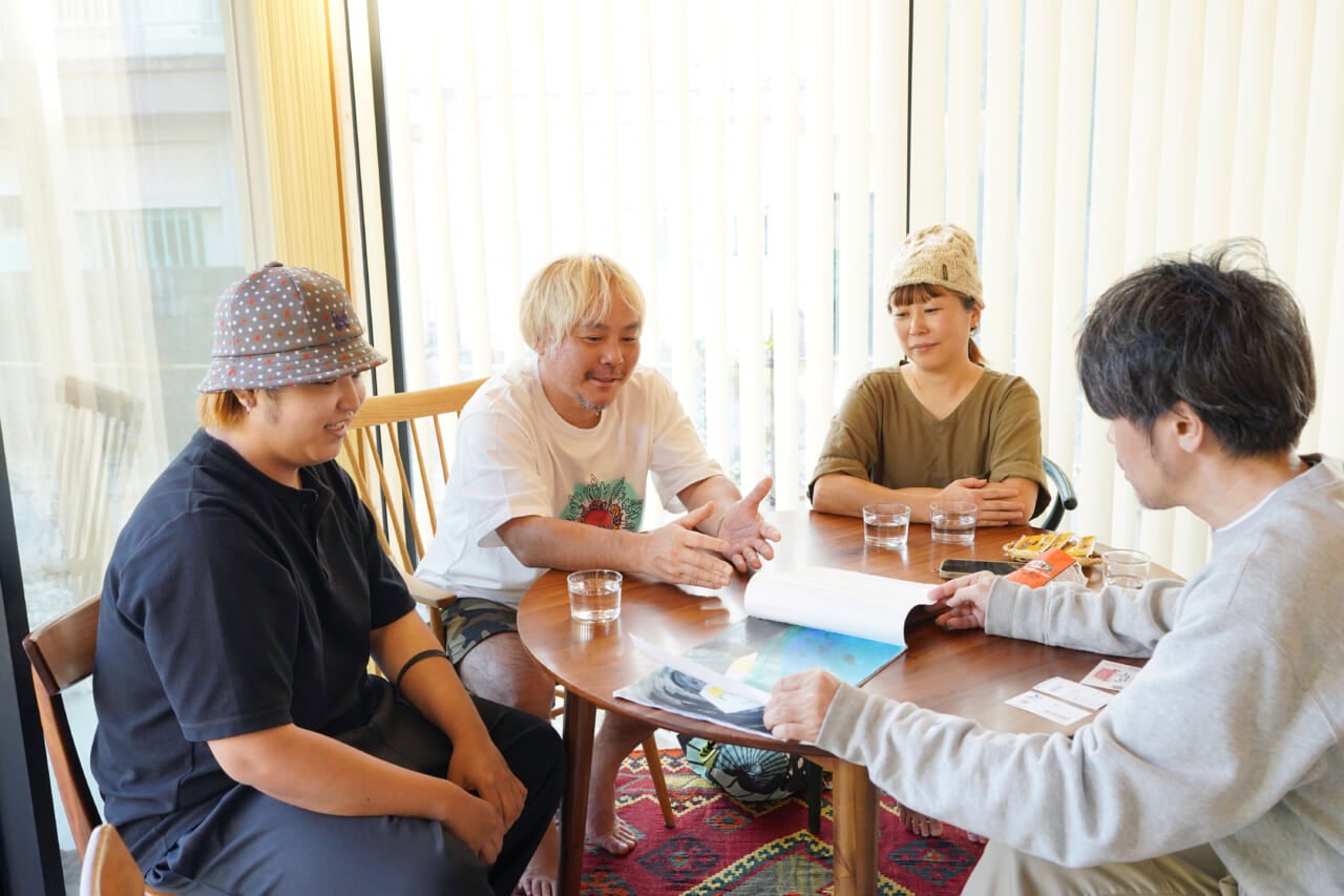 押尾さん→だいちゃん→千春さん。バンパーの構想の元となった絵本（だいちゃん作）を見ながら