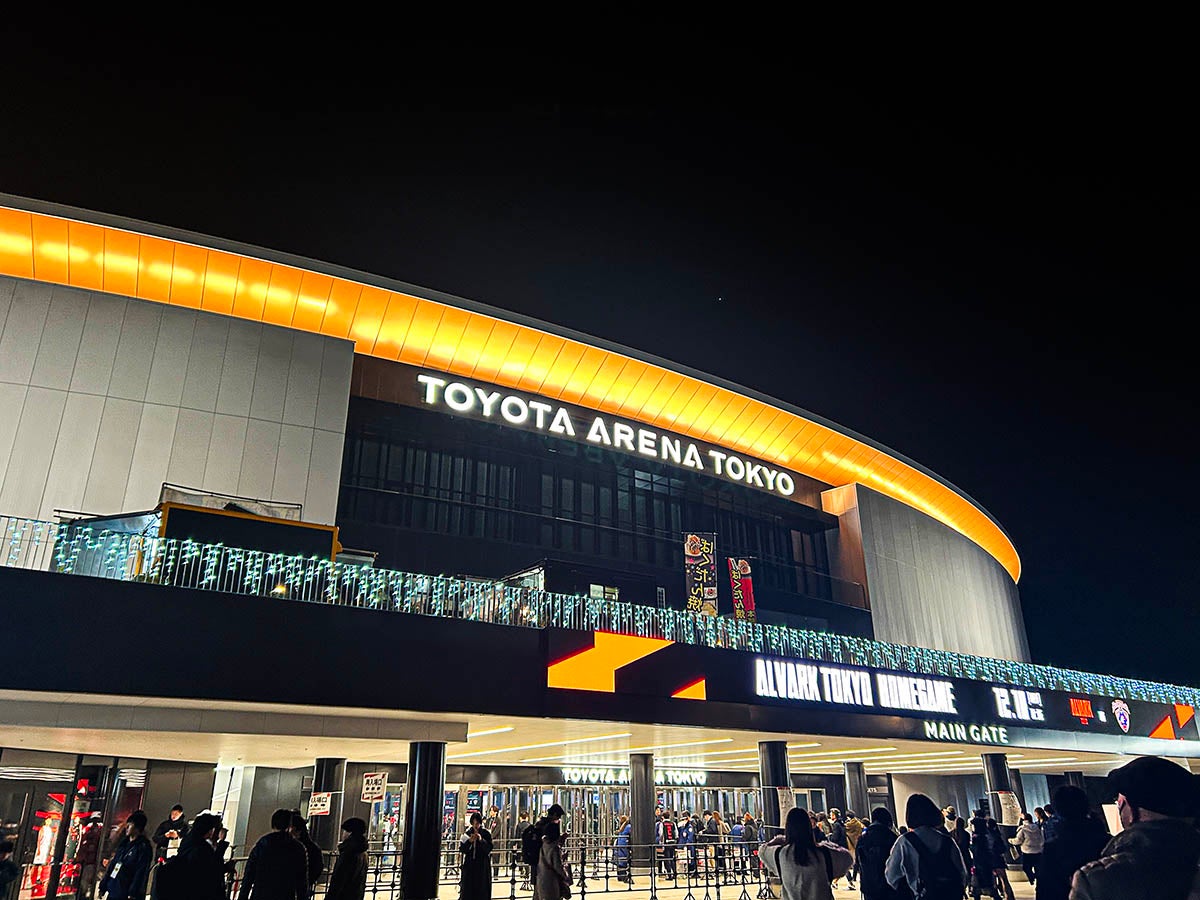 お台場で、テーマパークのように光っているTOYOTA ARENA TOKYO。