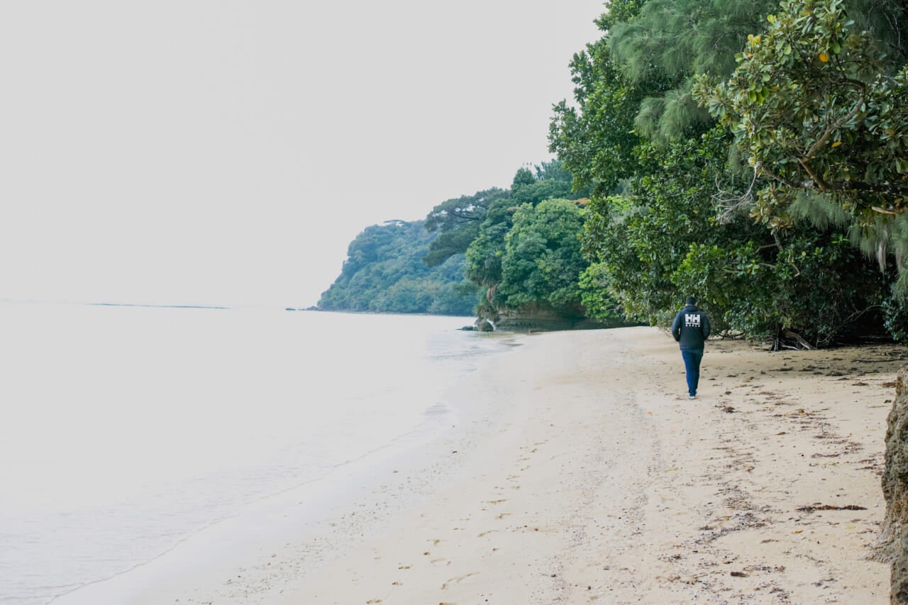 誰もいない干立の浜辺を歩く（撮影：奥野）