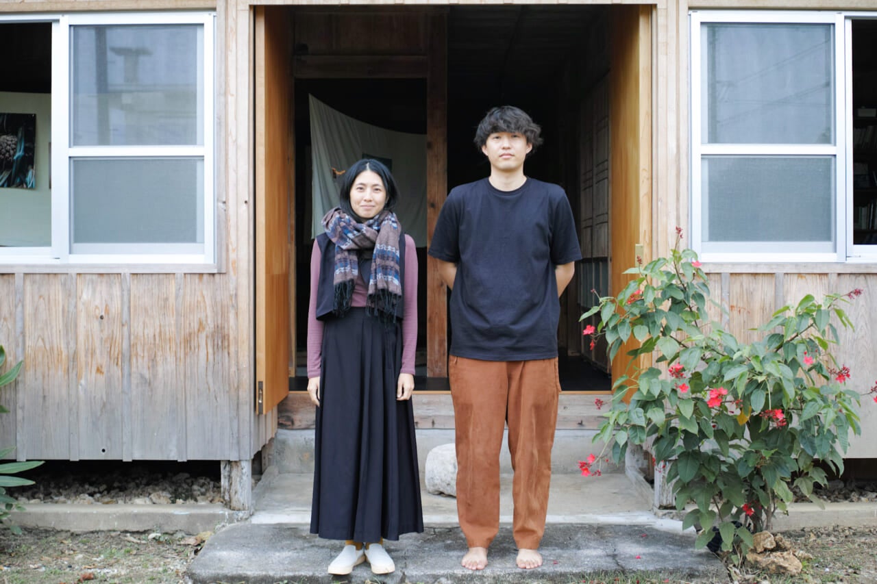 石垣のカルチャーの発信地のひとつ、フリースペース「辻の家」にも立ち寄る。このときは写真家・星川慶さんの写真展を開催していました。有田くんの映画祭を応援している、辻の家の吉田宗一郎さんと橋爪千花さん。 （撮影：奥野）