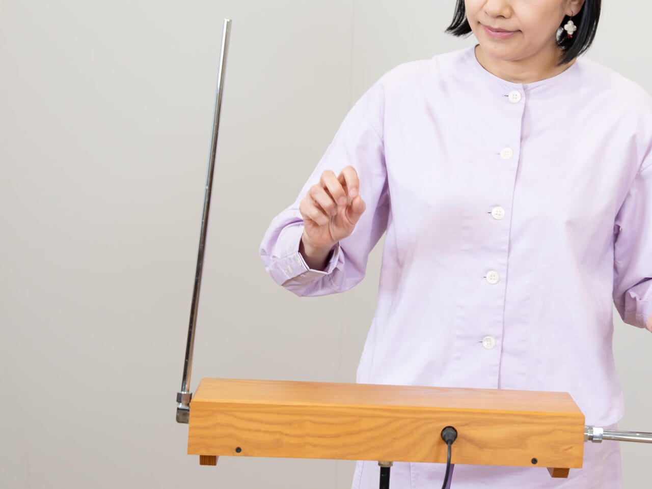 ▲垂直のアンテナは音の高さが変わります。
アンテナから肩までのあいだに、６オクターブくらいの音が入っています。