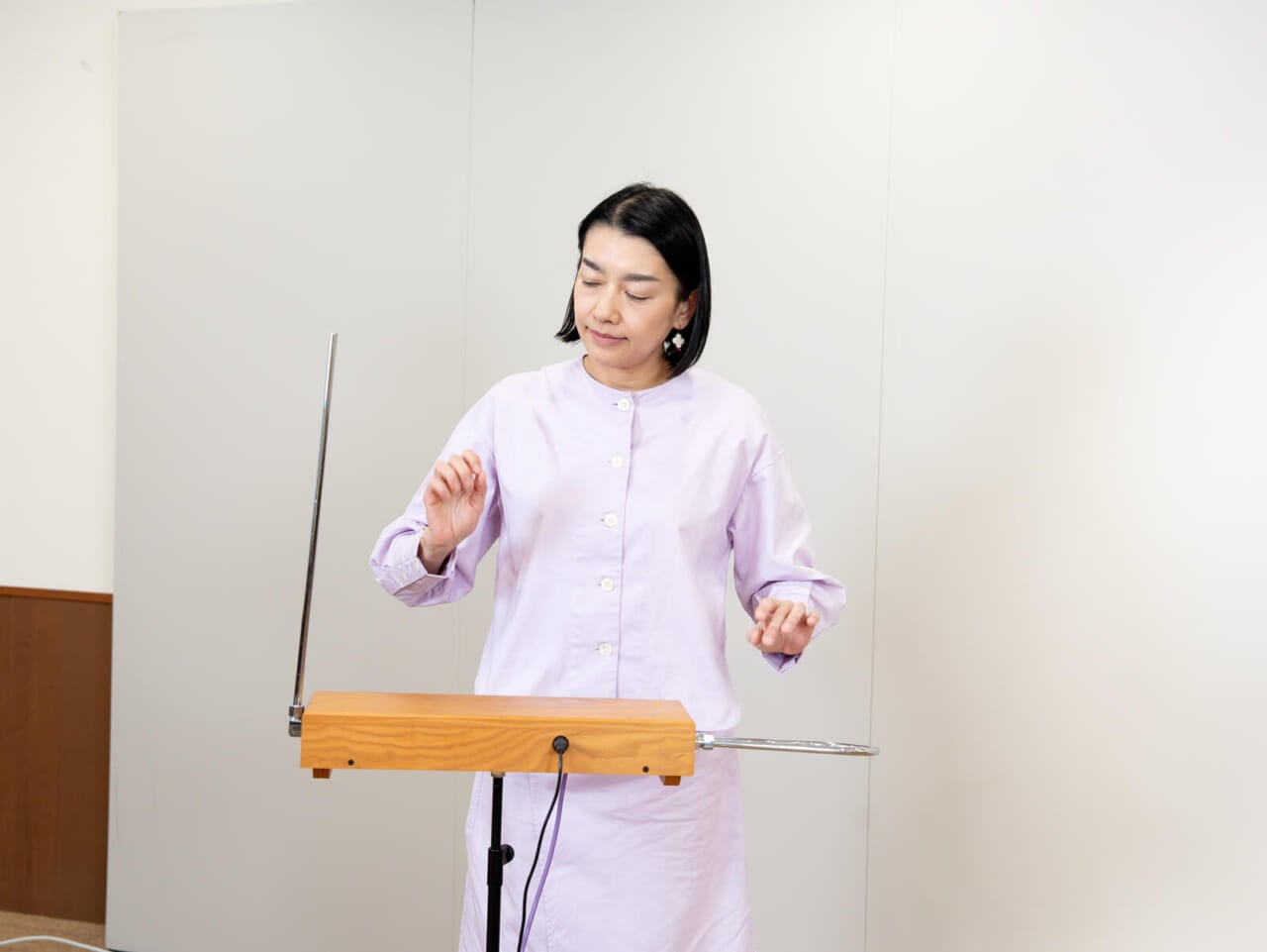 ▲左右の手を駆使して、
チューリップを弾く街角さん。