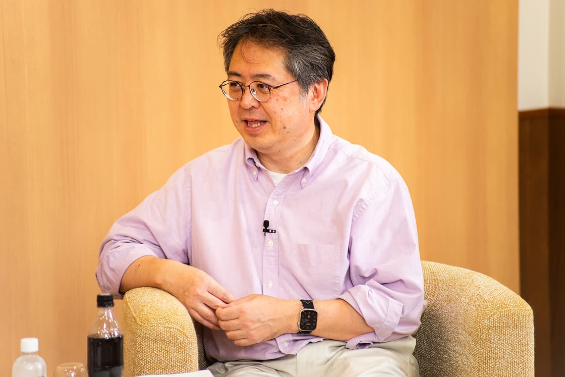 椅子に座って話している安宅先生