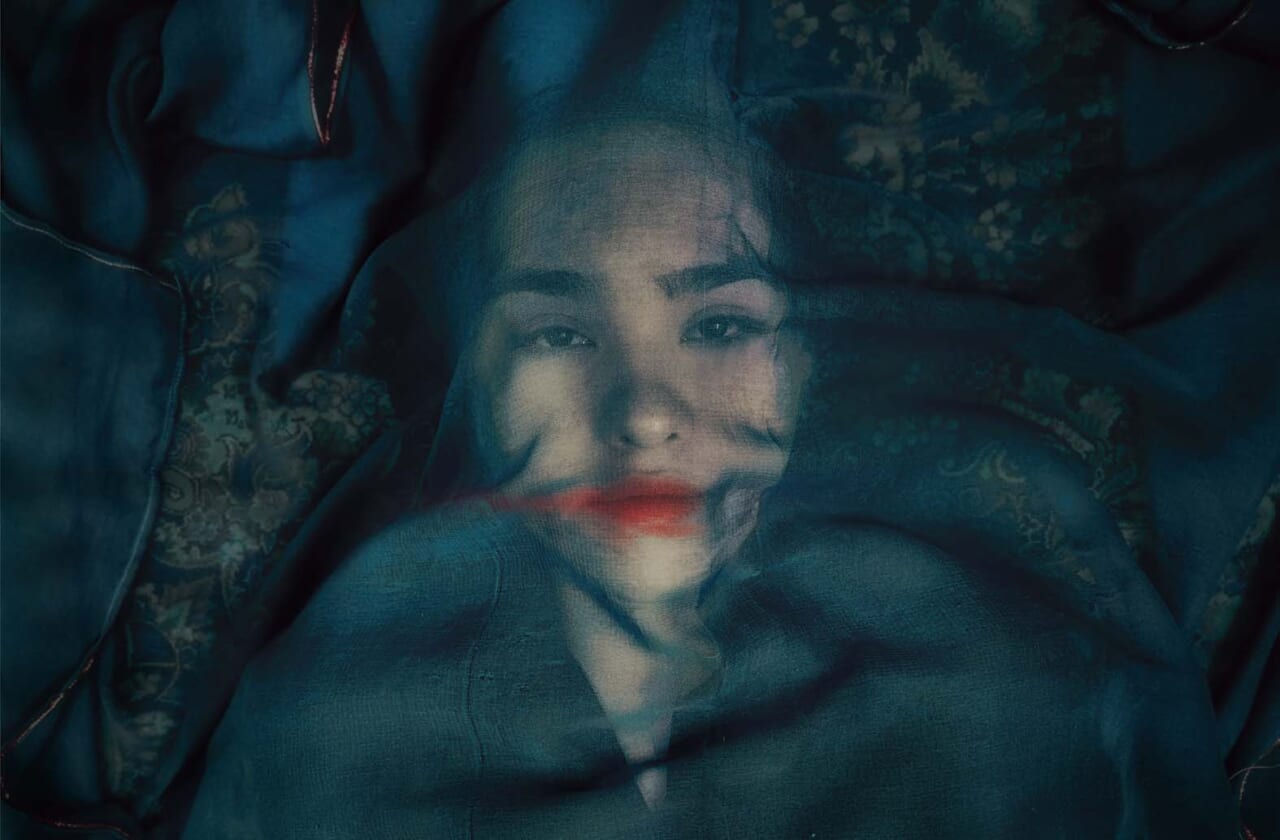 『少女は月夜に夢をみる』監督：メヘルダード・オスコウイ、ソラヤ｜イラン｜2025｜76分