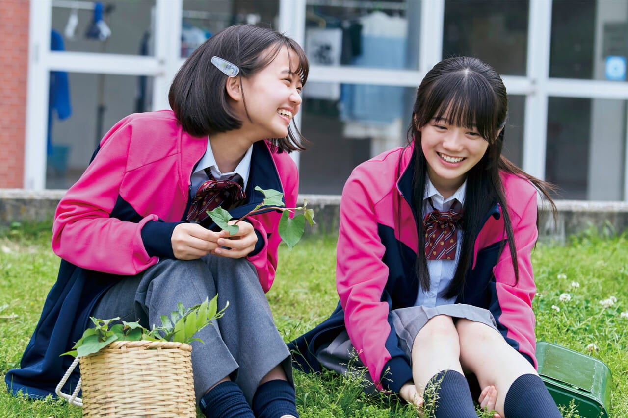 映画『ザッケン！』より　左：徳田みみ役の大島美優さん　右：杉野ゆかり役の中島瑠菜さん