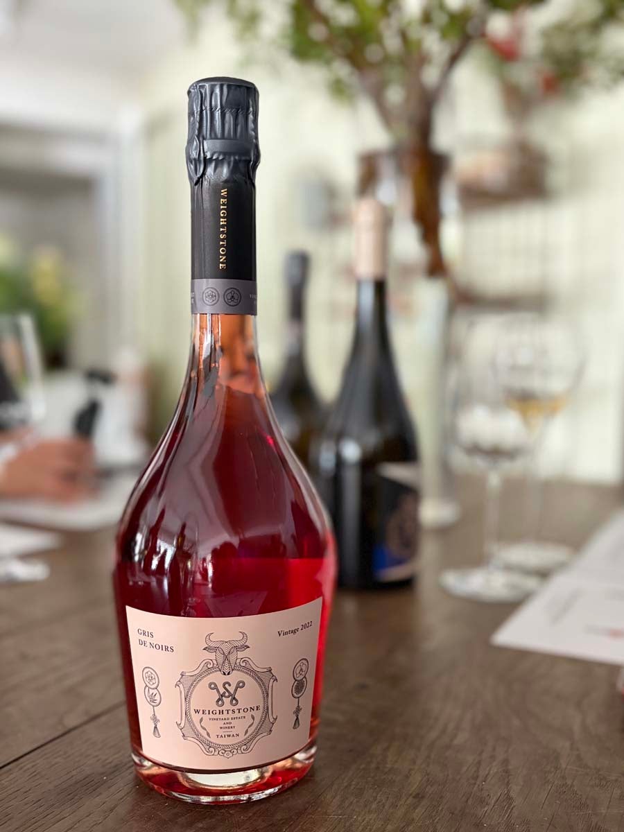 台湾産ナチュールWeightstone（威石東）のピンクのシュワシュワ。