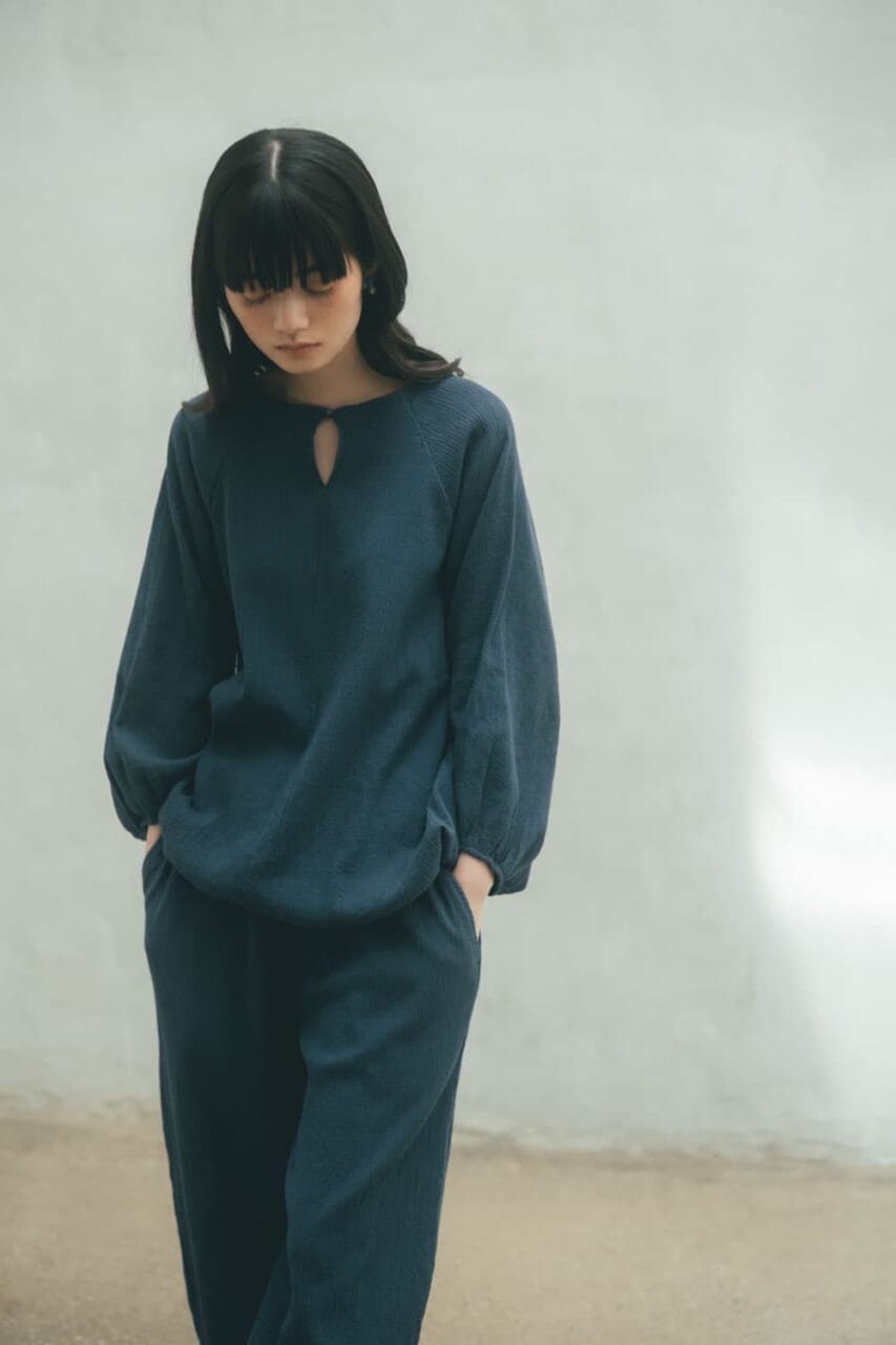 ONI YOURYU 裾パイピングパンツ(Gem blue)と合わせて