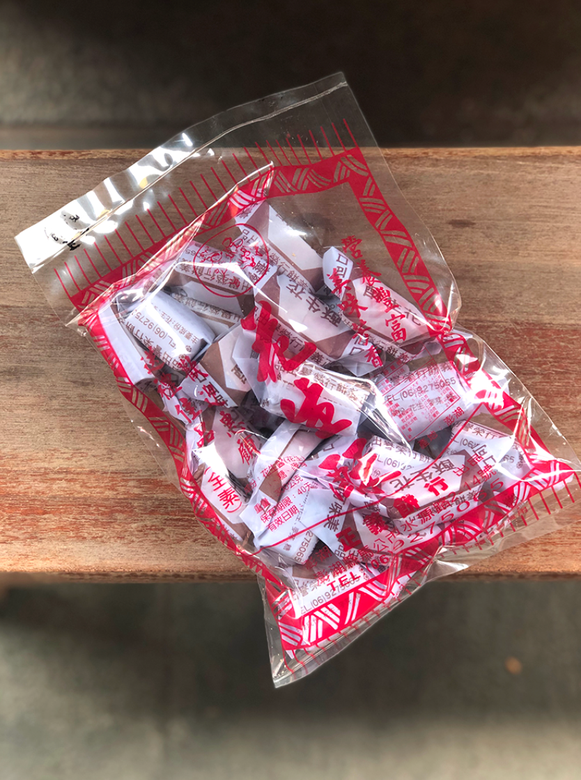 100元台の花生酥（ピーナツ菓子）（うまい）（人気）。