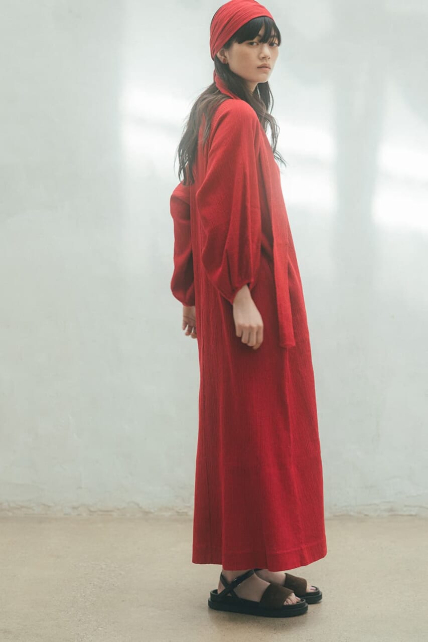 後ろでかた結び。頭のところを少し重ねてひとすじ折り目を入れるとおしゃれ。