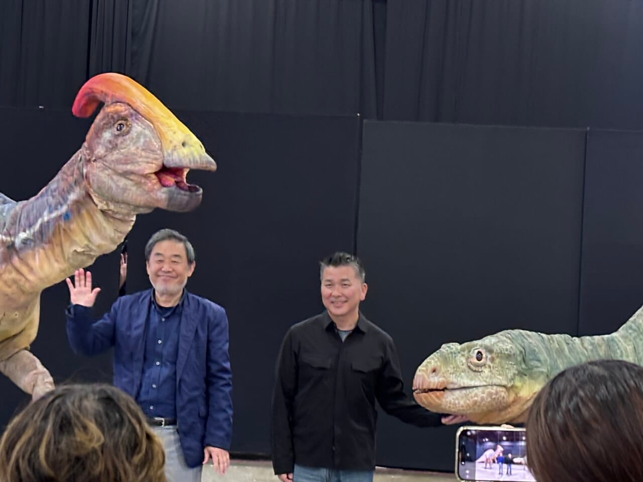 ▲おふたり、本当に恐竜たちとの
ショットがよく似合います。かっこいい。