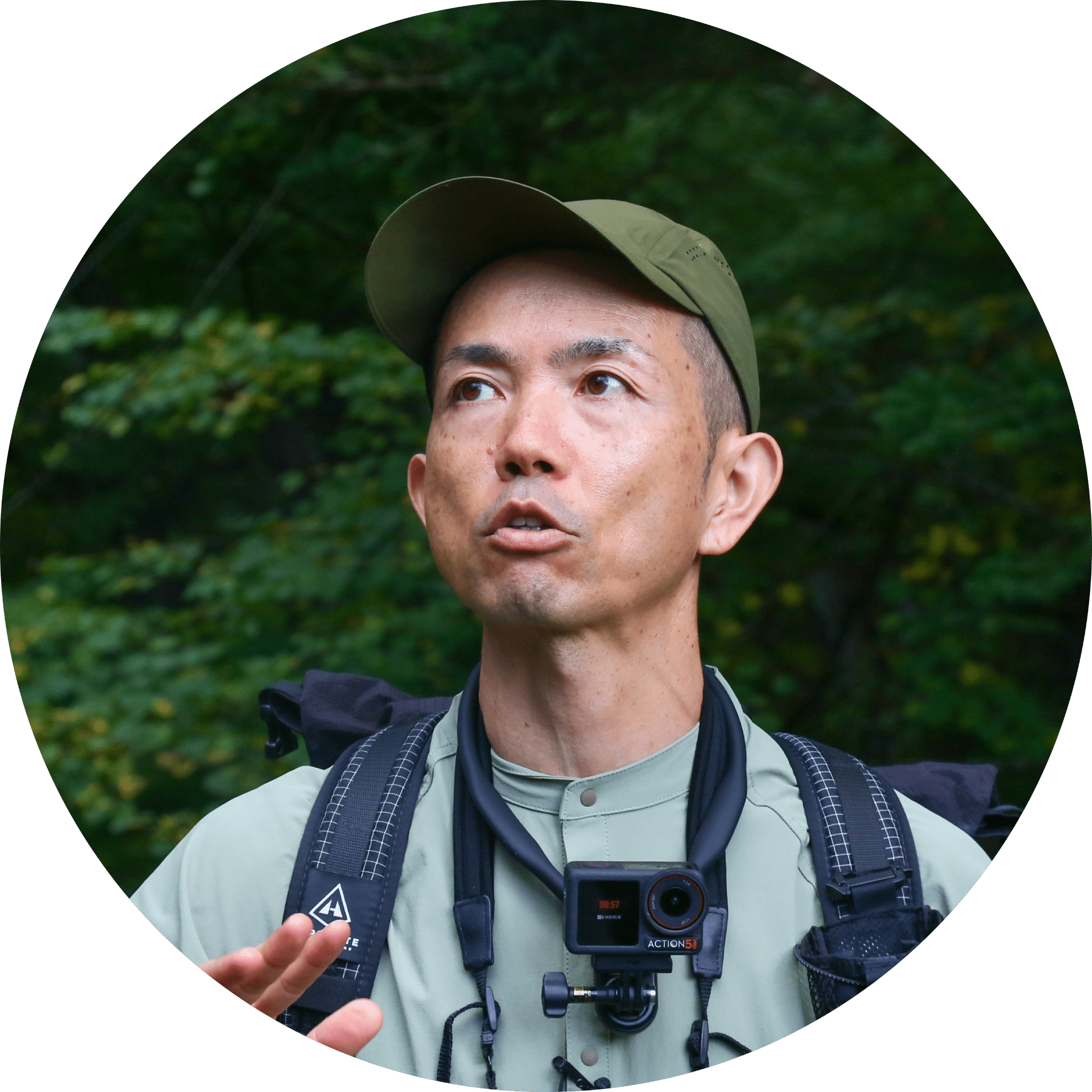 椅子に座って話している安宅先生