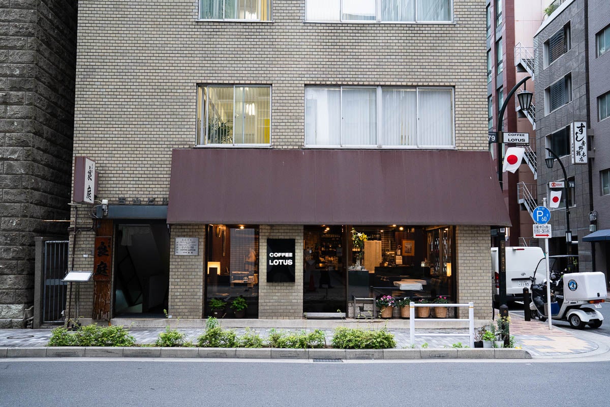 COFFEE LOTUSの正面からの写真