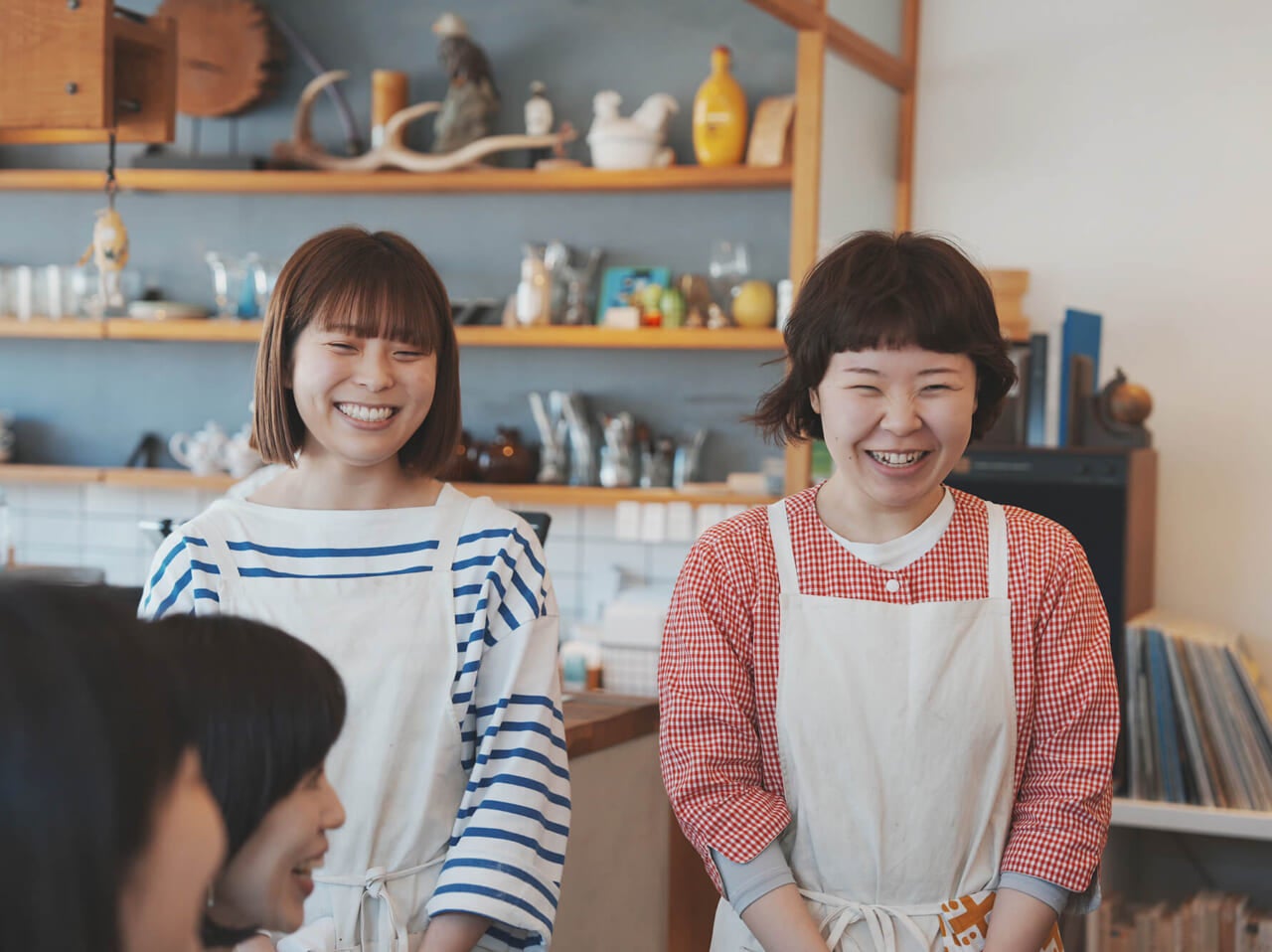 ▲製造スタッフの鈴木あずなさん（左）と秋元美穂さん（右）。