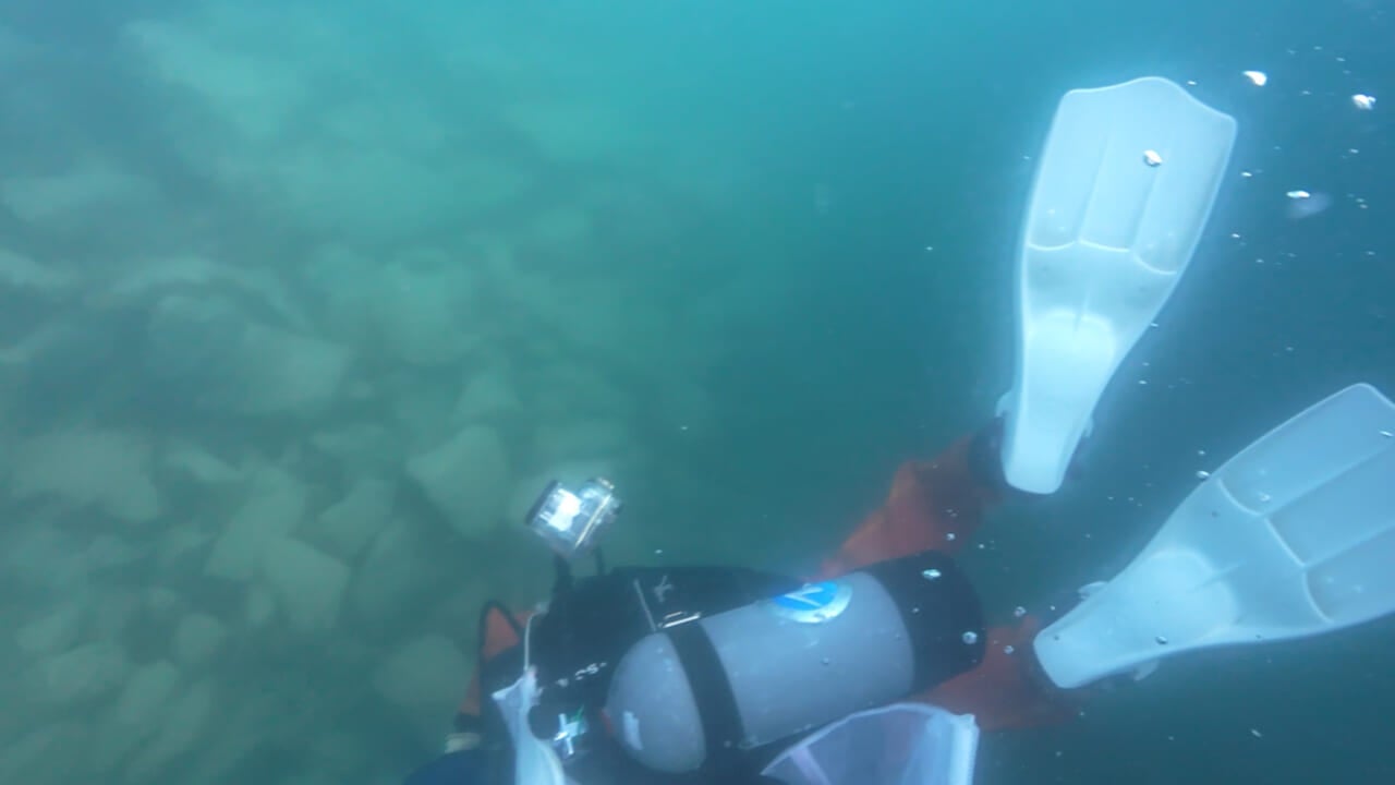 △地震と津波によって海底に作られた石の山脈。高さ３メートルに及ぶところもある。