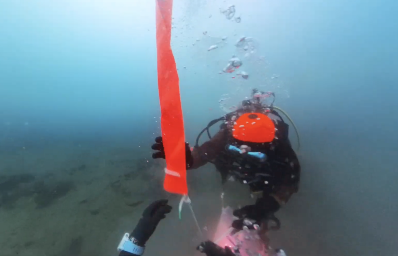 △中央の細長いものがサバイバルーン。空気を入れると浮かび上がる。