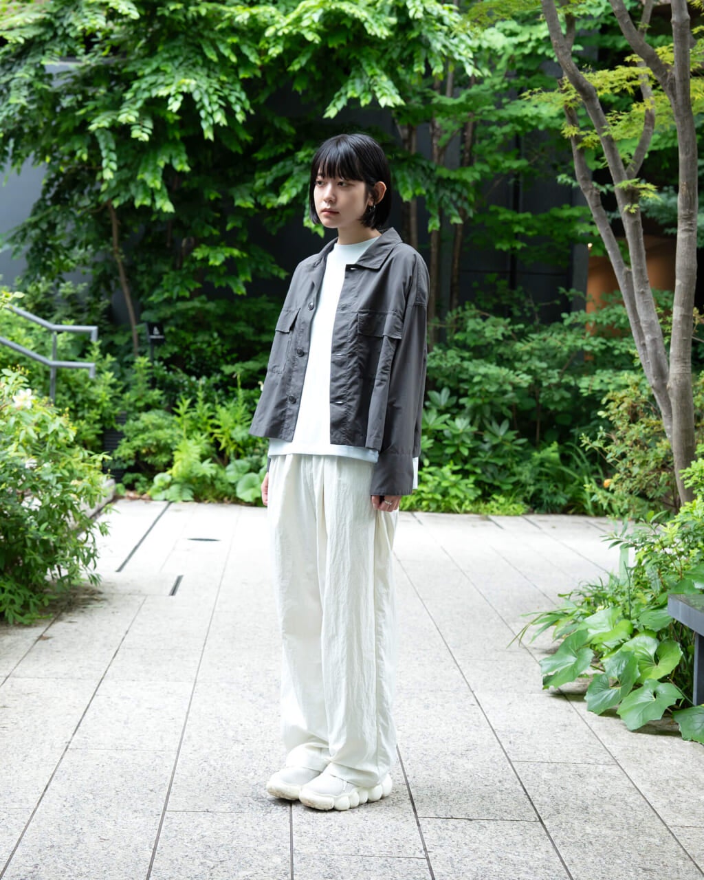 夏サラ モックネック ¥4,950／アイスグレー・Fサイズ着用・身長160cm（ほぼ日 向江）