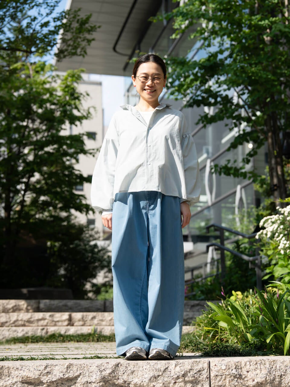 ワイドパンツ COOLMAX ¥19,800／ライトブルーデニム・SHORTサイズ着用・身長154cm（ほぼ日 佐藤）