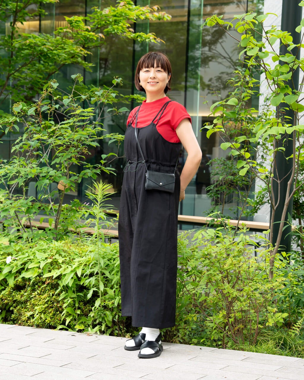 バックリボンワンピース ¥19,800／ブラック・REGULARサイズ着用（中に夏サラ モックネック ¥4,950／レッド・Fサイズ着用）身長166cm（ほぼ日 山本）
