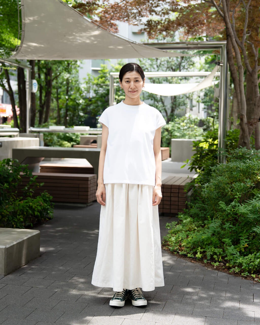 夏サラ モックネック ¥4,950／ホワイト・Fサイズ着用・身長165cm（ほぼ日 加納）