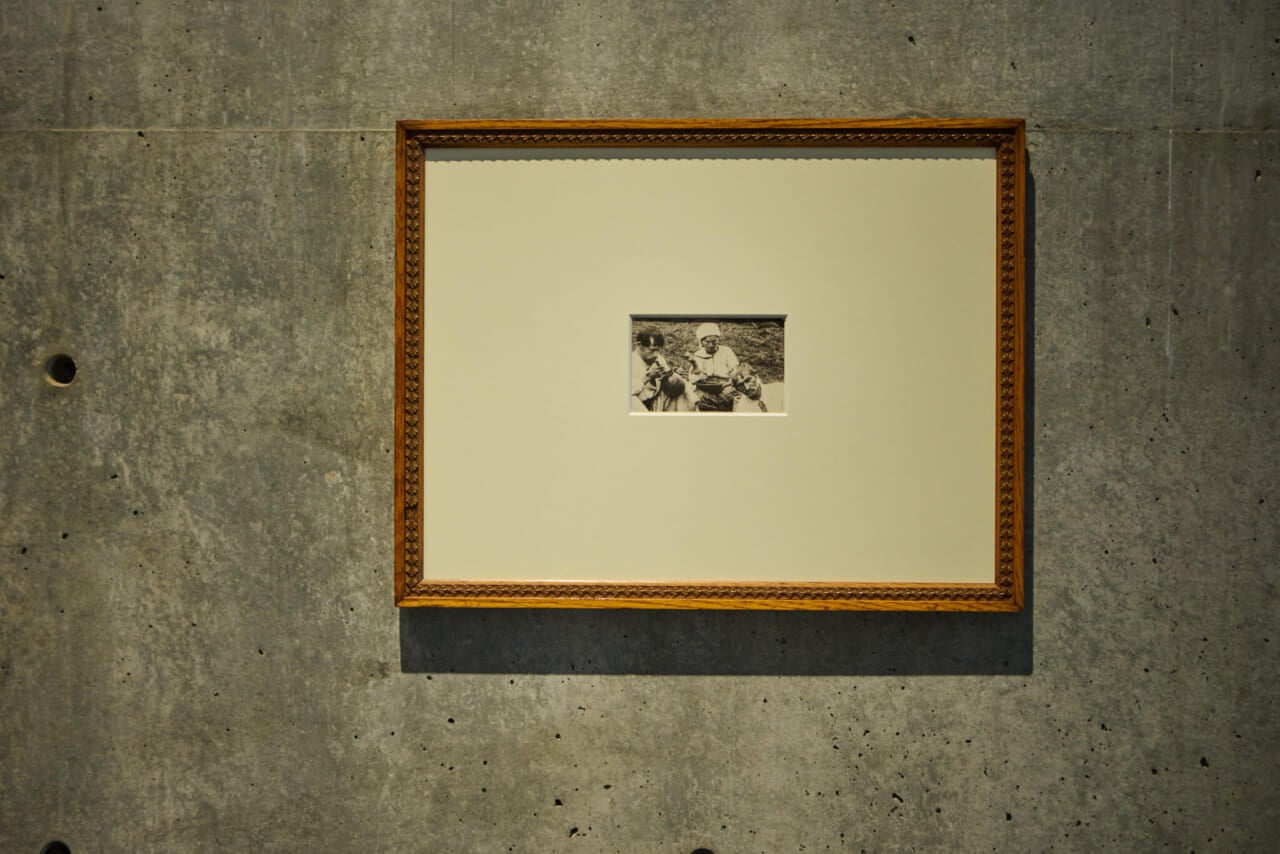 ●2003年に、遠山さんがルーマニアの農民博物館で見つけたポストカードから展覧会ははじまる。1900年に撮られた写真で、どこかの村の農民が土の器からスープを食している。人は食によって共在すること、世界各地に「最小限の衣食住」が存在すること、スープは時間を超えて存在してきたこと。もともと「わかちあうもの」としての、そして食の象徴としてのスープの姿。
