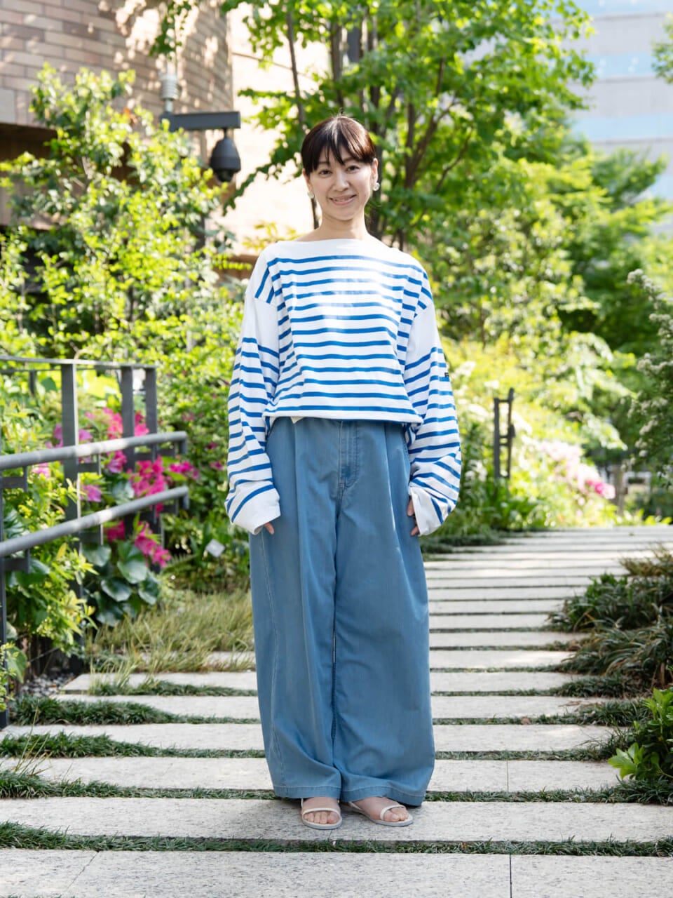 ワイドパンツ COOLMAX ¥19,800／ライトブルーデニム・REGULARサイズ着用・身長165cm（ほぼ日 加納）