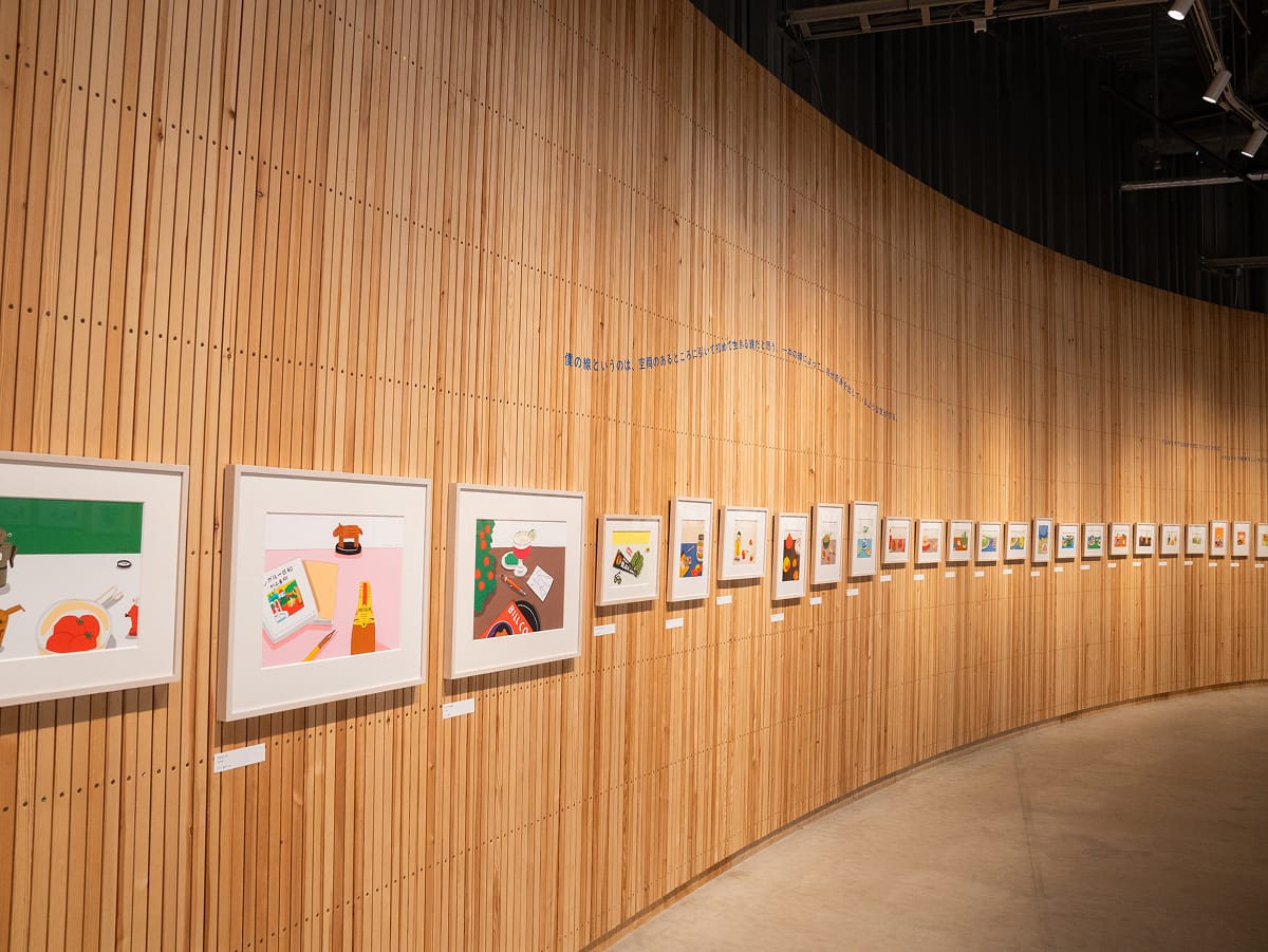 額の高さがばらばらに見えますが‥‥じつは、絵のなかの「水平線」を揃えて展示されています。圧巻！