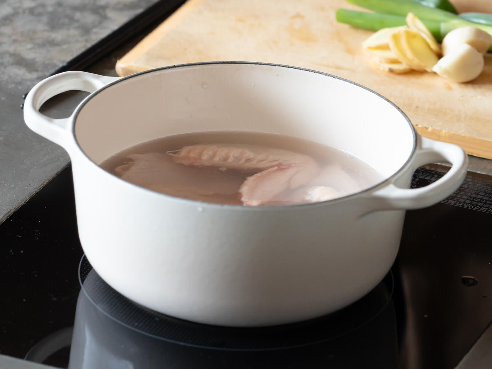 鍋に入った鶏もも肉と手羽先