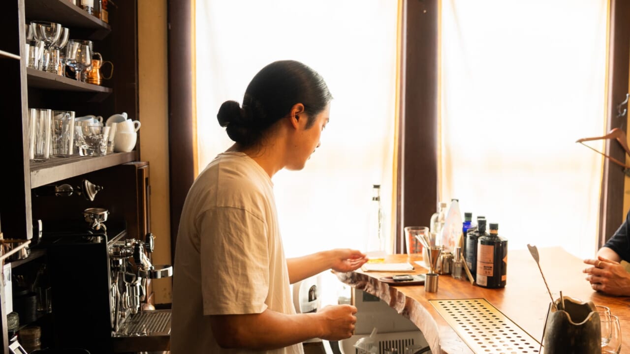▲まずはバー「HONMACHI93 bar and coffee」を案内してくださいました。北浦さんはここでバーテンダーもされています。
