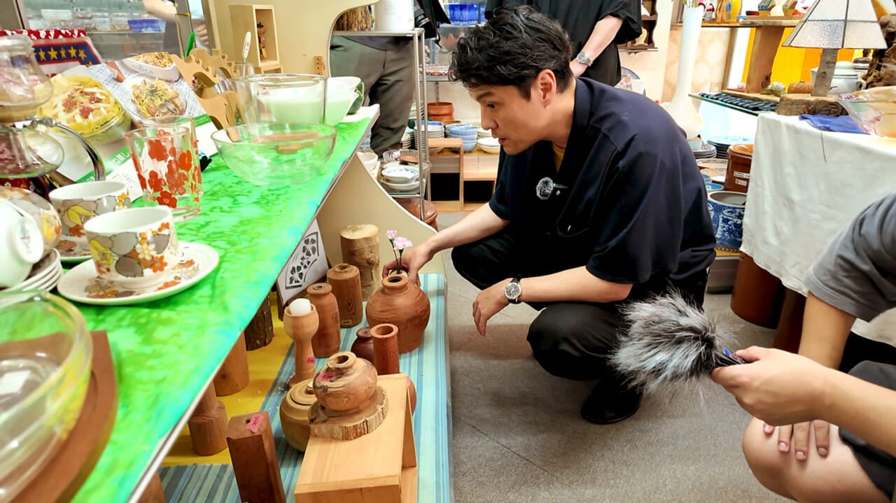 ▲お店をじっくり回る直太朗さん。