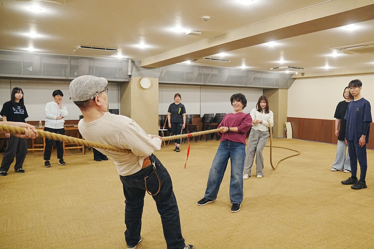 ▲監督じきじきに１on１です。最初は後ろに倒れるのが怖いですが、ファイト！　