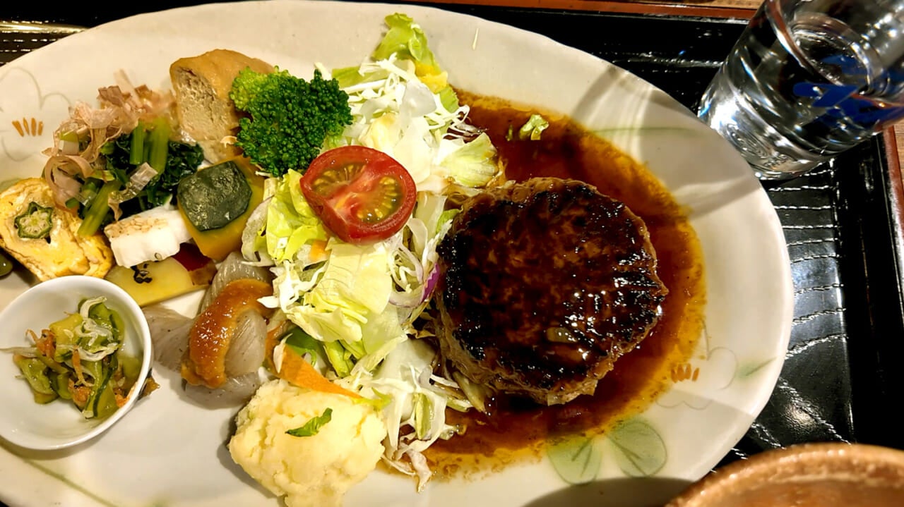 ▲そしてこちらが、「近江牛を使った特製ハンバーグランチ」（税込1,100円）